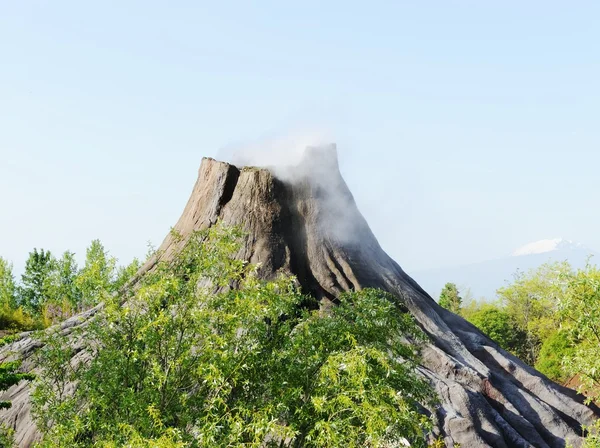 Volkan etrafında yeşil ağaçlar ile — Stok fotoğraf