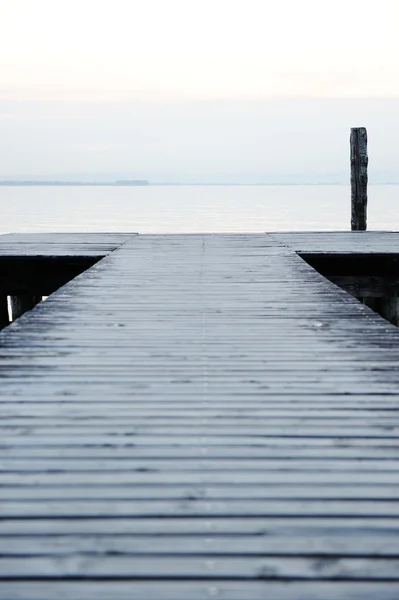 Wooden dock on a beautiful lake — Stock Photo, Image