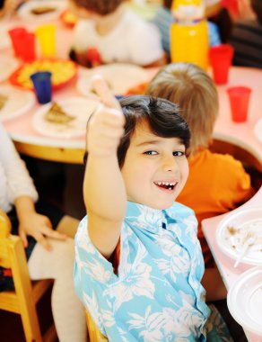 Doğum günü partisindeki çocuklar