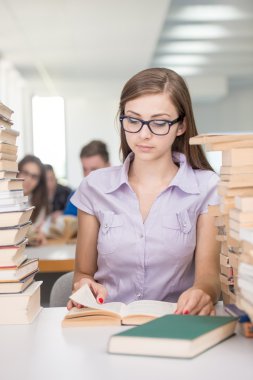 Mutlu genç kız öğrencinin eğitim