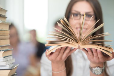 Mutlu genç kız öğrencinin eğitim