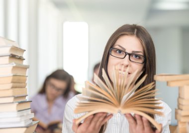 Mutlu genç kız öğrencinin eğitim