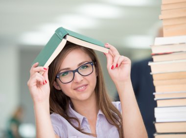 Güzel kız üniversite kitaplığında eğitim