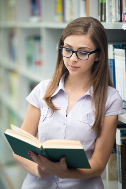 Mutlu genç öğrenci üniversite kitaplığında