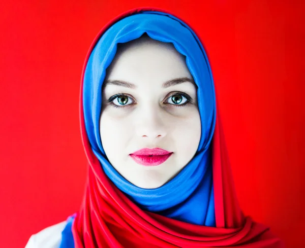 Árabe menina muçulmana com cachecol colorido — Fotografia de Stock