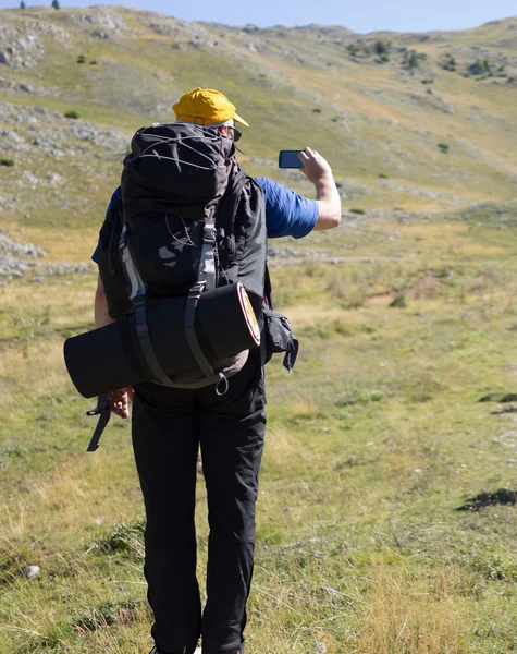 Joven excursionista con mochila y botas — Foto de Stock