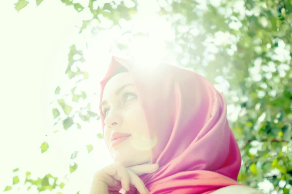 Güneş ışığı üzerinde Arapça Müslüman kız — Stok fotoğraf