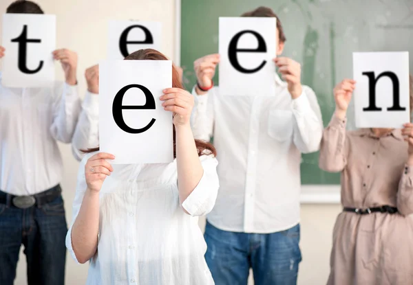 Grupo de estudantes com papéis em branco — Fotografia de Stock