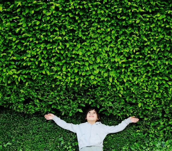 孩子在家里的花园里 — 图库照片