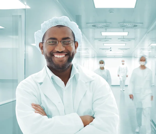 Médico con uniforme blanco —  Fotos de Stock