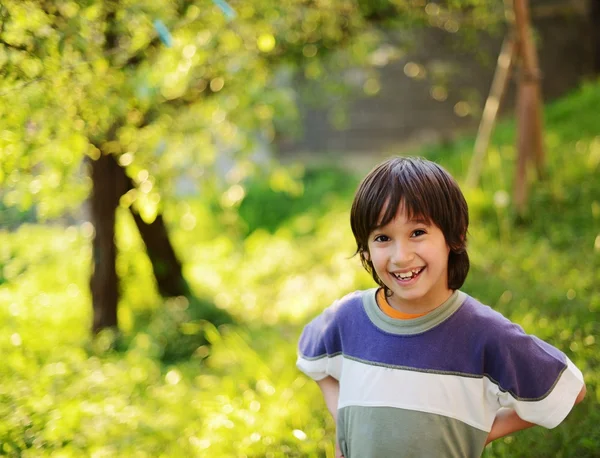 Ragazzo allegro divertirsi — Foto Stock