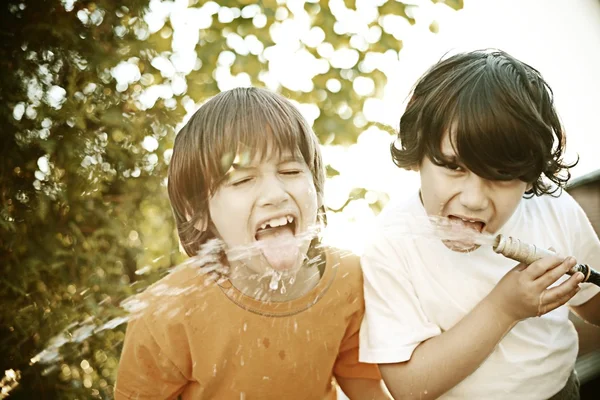 Niños felices disfrutando de la infancia — Foto de Stock