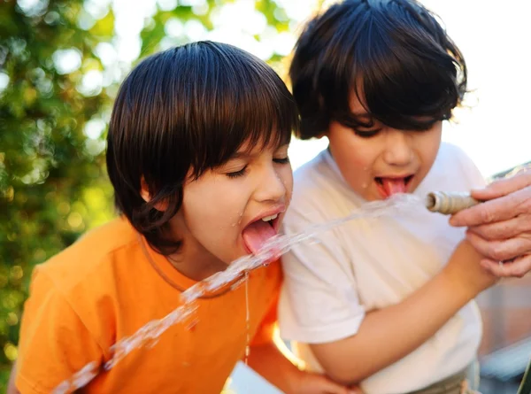 Crianças felizes desfrutando da infância — Fotografia de Stock