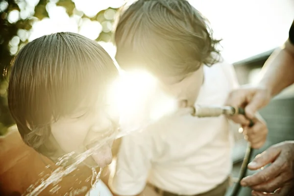 Bambini felici che si godono l'infanzia — Foto Stock