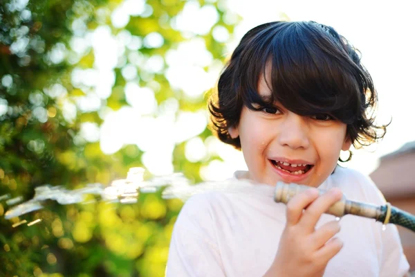 Criança feliz desfrutando da infância — Fotografia de Stock