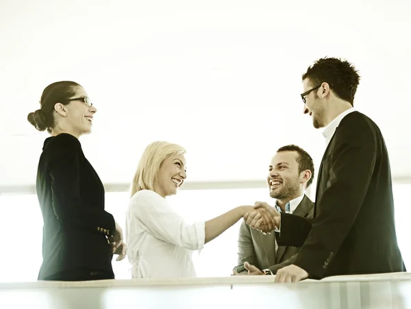 Unternehmer gemeinsam im Amt — Stockfoto