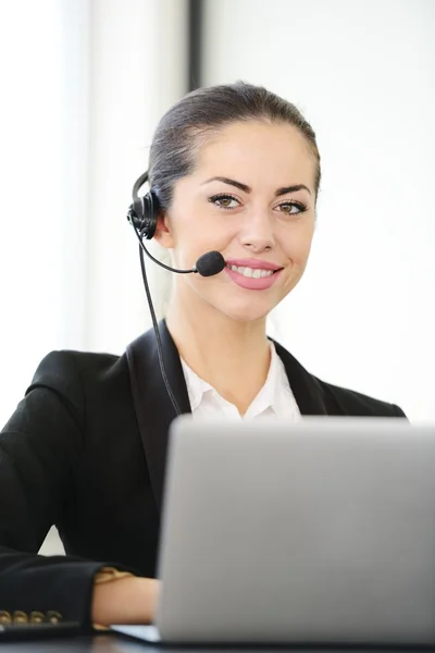 Femme de soutien travaillant dans le bureau — Photo