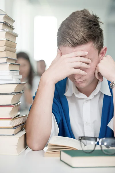 Vysokoškolský student v areálu univerzity — Stock fotografie