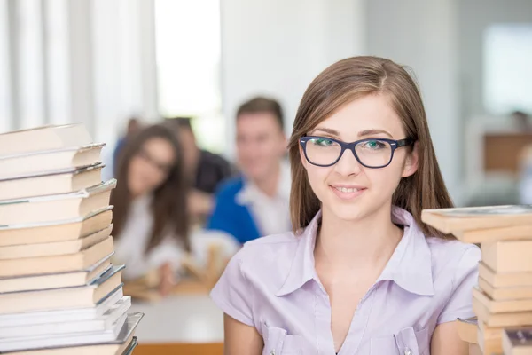 Šťastný mladý ženský student studuje — Stock fotografie