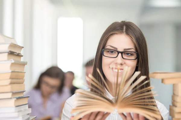 Gelukkig jonge vrouwelijke student studeert — Stockfoto