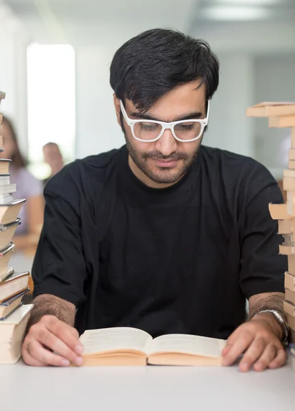 Junge Studentin aus dem Nahen Osten — Stockfoto