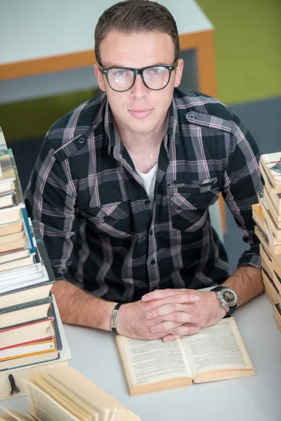 Молодий чоловік навчається в бібліотеці коледжу — стокове фото