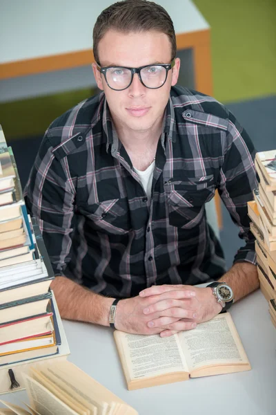 Jeune homme étudiant à la bibliothèque du collège — Photo