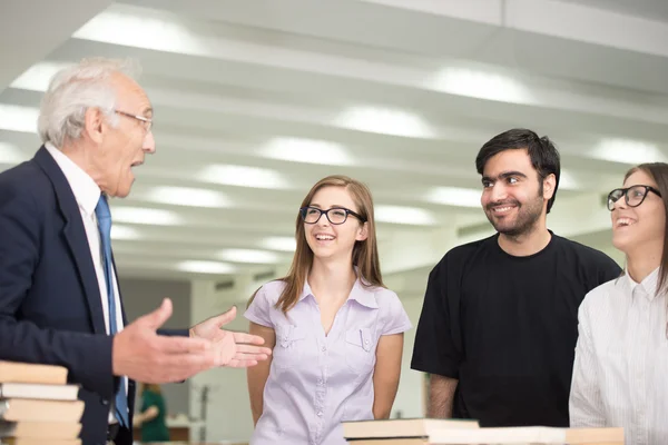 Senior professor lezing geven aan jonge studenten — Stockfoto