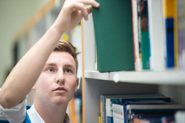 Hochschulstudent auf dem Campus der Universität — Stockfoto