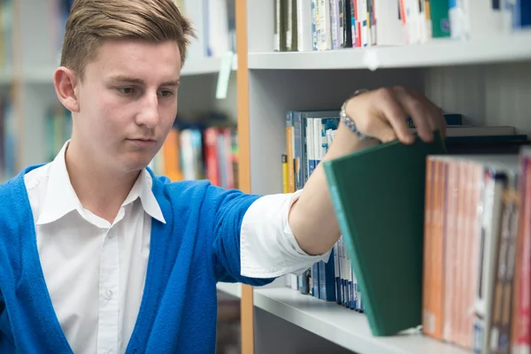 Hochschulstudent auf dem Campus der Universität — Stockfoto