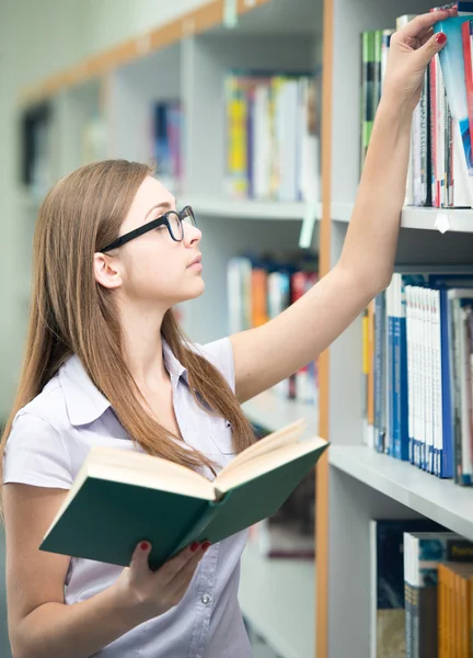 Szczęśliwa młoda studentka studia w kolegium biblioteki — Zdjęcie stockowe