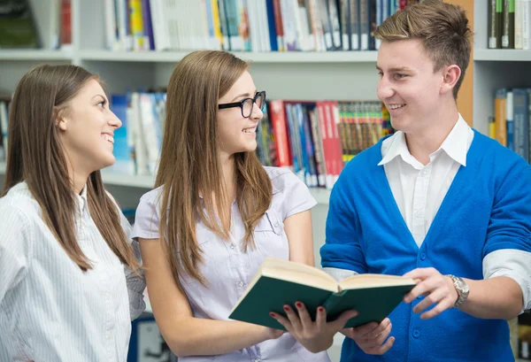Šťastný skupina mladých studentů studovat dohromady — Stock fotografie