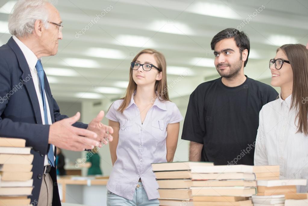 Senior professor giving lecture to young students — Stock Photo