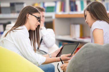 Genç öğrencileri birlikte mutlu grup