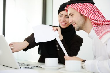 Ofiste çalışan Arap işadamları