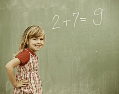 Küçük kız okulda eğitim faaliyetlerini olması