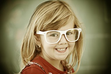 Küçük kız okulda eğitim faaliyetlerini olması