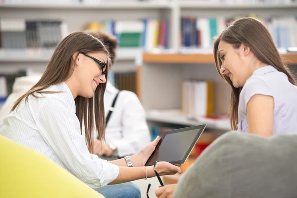 Two college students on university campus — Stock Photo, Image