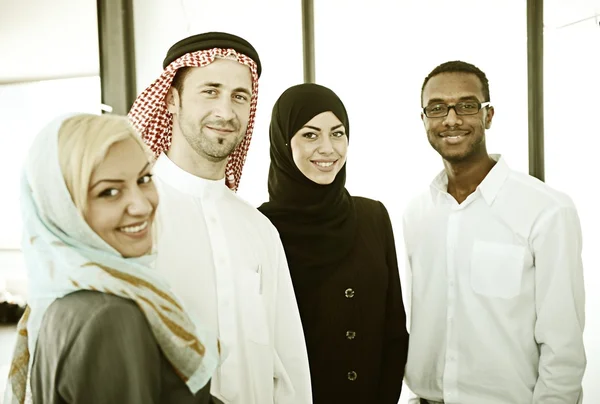 Вінтажні Арабські Бізнесмени Які Працюють Посаді — стокове фото