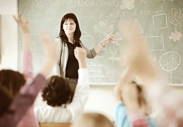 Insegnante nella stanza della scuola con attività educative con i bambini — Foto Stock