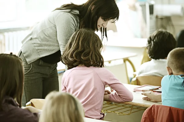 Profesor en la sala de la escuela que tiene actividad educativa con niños —  Fotos de Stock