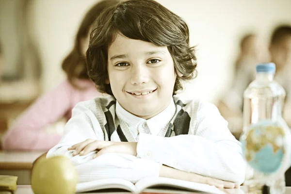 Niños teniendo lección —  Fotos de Stock