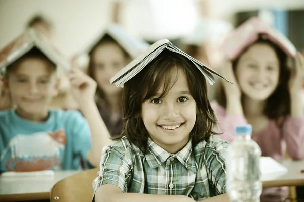 Niños teniendo lección —  Fotos de Stock