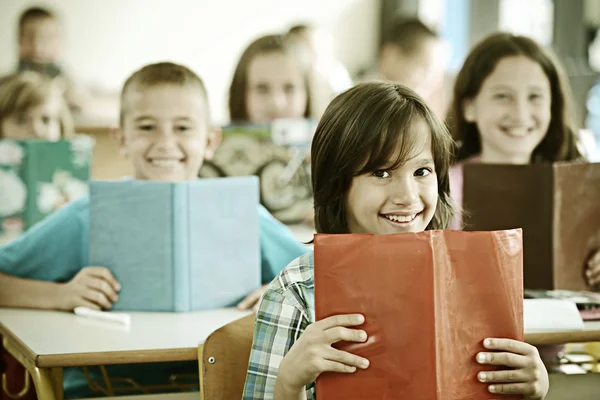 Niños teniendo lección —  Fotos de Stock