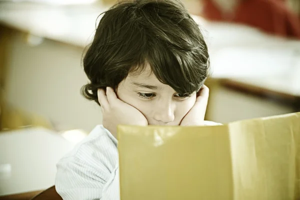 Niños en el aula con clase escolar — Foto de Stock