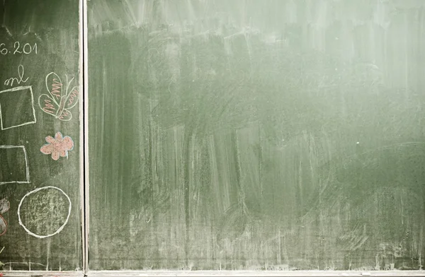 Dirty chalkboard in the classroom — Stock Photo, Image