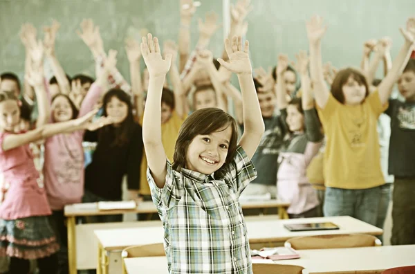 Enfants à l'école en cours — Photo