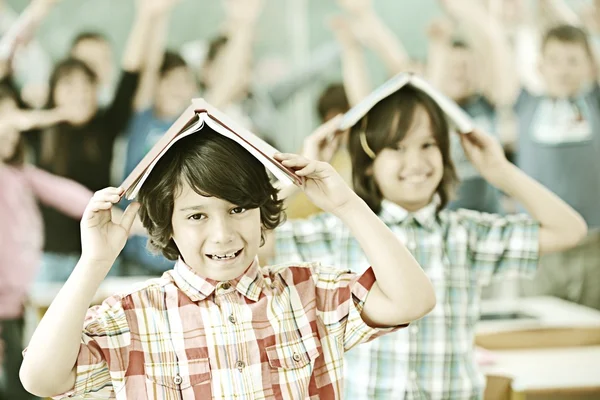 Kinder in der Schule mit Bildungsaktivitäten — Stockfoto