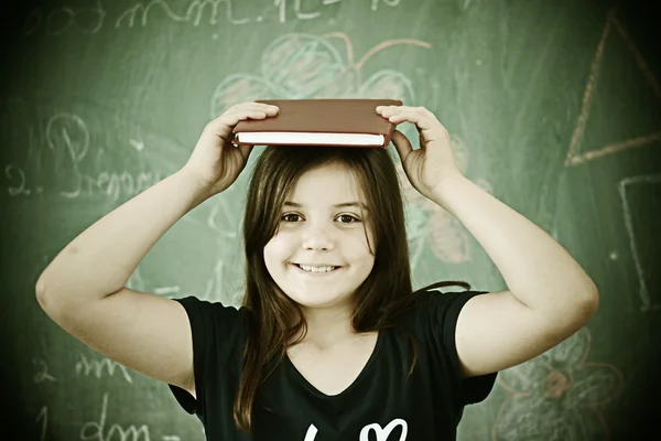 Kind op school room met onderwijs werking — Stockfoto