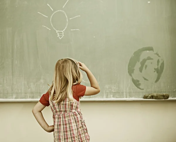 Kind in der Schule mit Bildungsaktivitäten — Stockfoto